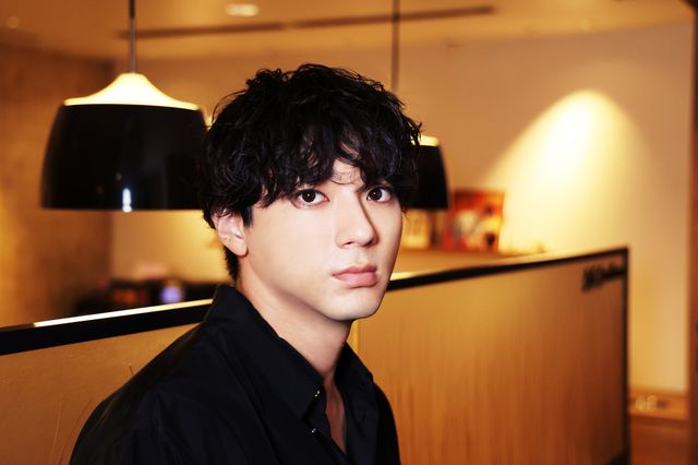 山田裕貴、吹き替えでジョーカーと対峙！『ジョーカー：フォリ・ア・ドゥ』インタビュー撮り下ろしカット（2枚目）