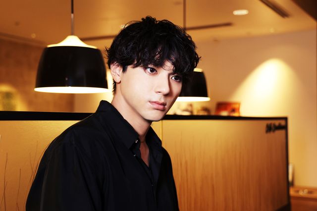 山田裕貴、吹き替えでジョーカーと対峙！『ジョーカー：フォリ・ア・ドゥ』インタビュー撮り下ろしカット（5枚目）