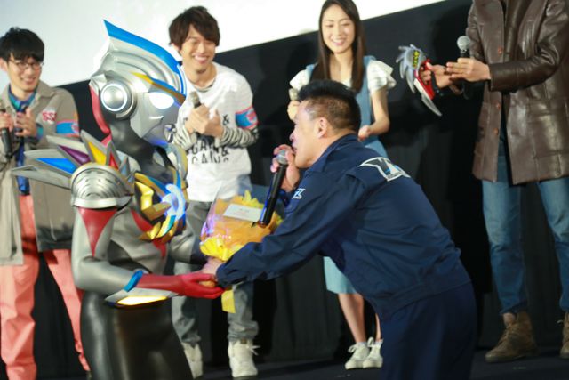 ウルトラマンオーブにはエピソード10構想あり!?『劇場版　ウルトラマンオーブ　絆の力、おかりします！』初日舞台あいさつフォトギャラリー（3枚目）