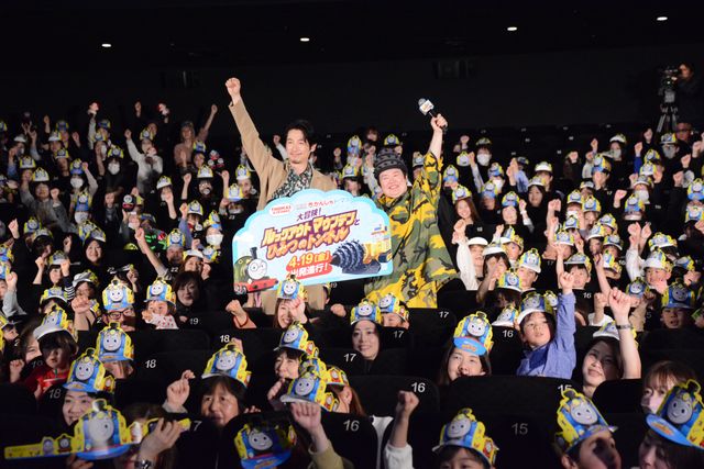 ディーン・フジオカ＆やす子、トーマスと一緒に子供たちと交流！『映画　きかんしゃトーマス』完成披露舞台あいさつ（3枚目）