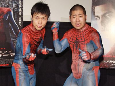 スパイダーマンスタイルで登場した岩井勇気と澤部佑（左から）