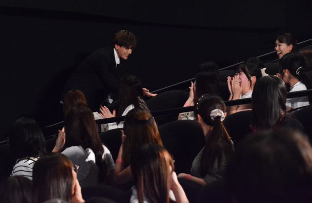 八木勇征が福本莉子をエスコートのサプライズ！『隣のステラ』完成披露舞台挨拶（4枚目）