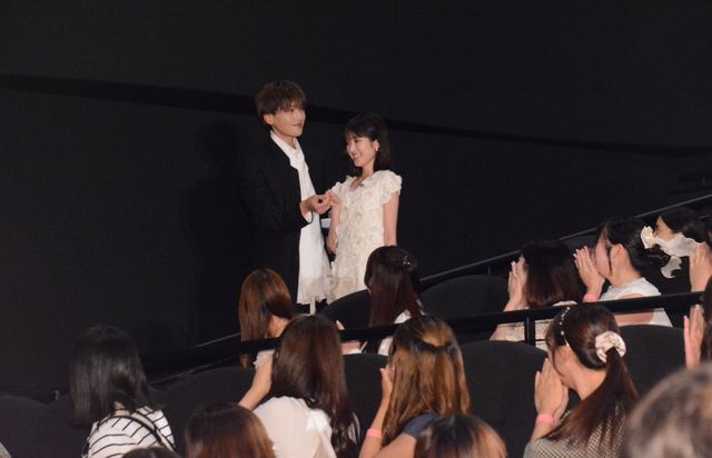 八木勇征が福本莉子をエスコートのサプライズ！『隣のステラ』完成披露舞台挨拶（5枚目）