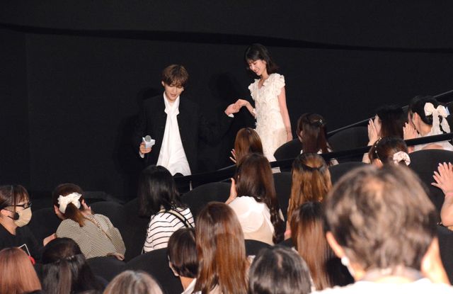 八木勇征が福本莉子をエスコートのサプライズ！『隣のステラ』完成披露舞台挨拶（6枚目）