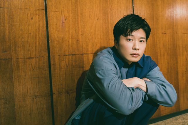 ブルー系で魅せる…田中圭撮りおろしインタビューカット9点：フォトギャラリー