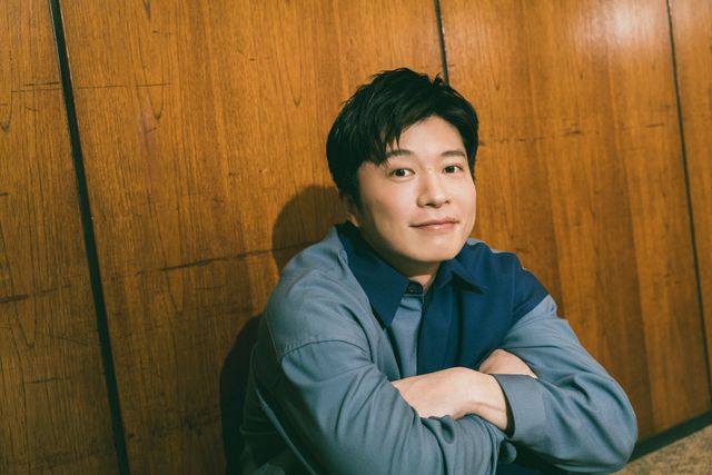 ブルー系で魅せる…田中圭撮りおろしインタビューカット9点（2枚目）