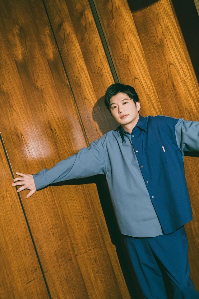 ブルー系で魅せる…田中圭撮りおろしインタビューカット9点（3枚目）