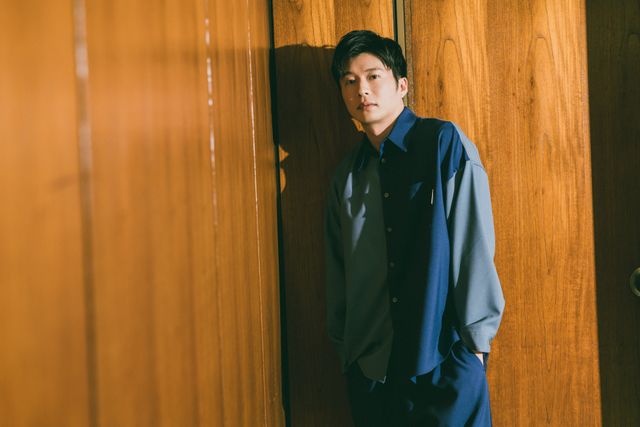 ブルー系で魅せる…田中圭撮りおろしインタビューカット9点（4枚目）