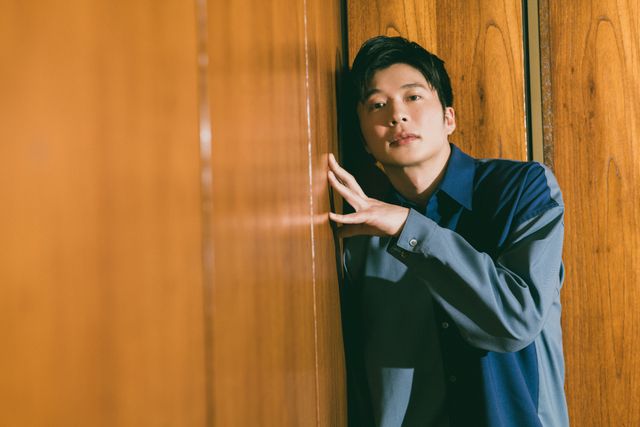 ブルー系で魅せる…田中圭撮りおろしインタビューカット9点（5枚目）