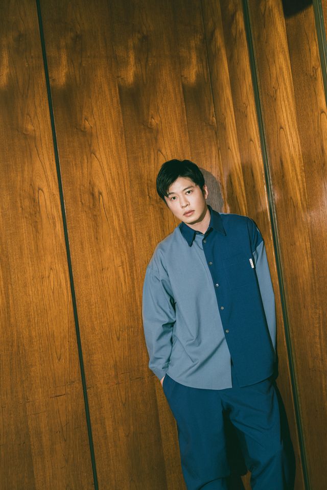 ブルー系で魅せる…田中圭撮りおろしインタビューカット9点（6枚目）