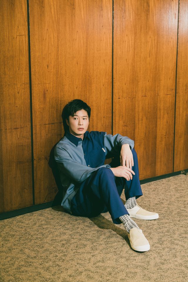 ブルー系で魅せる…田中圭撮りおろしインタビューカット9点（7枚目）