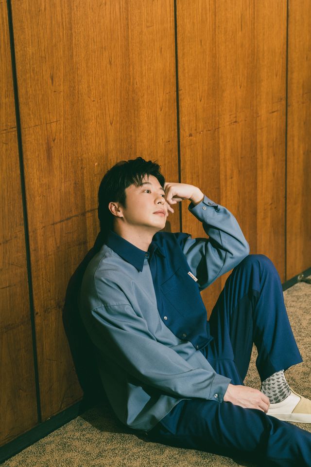 ブルー系で魅せる…田中圭撮りおろしインタビューカット9点（8枚目）