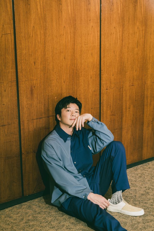 ブルー系で魅せる…田中圭撮りおろしインタビューカット9点（9枚目）