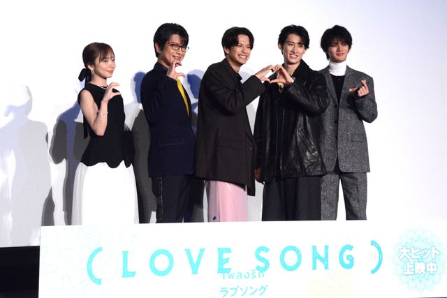 森崎ウィン、向井康二に手を握られドキドキ『（LOVE SONG）』公開記念舞台あいさつ：フォトギャラリー