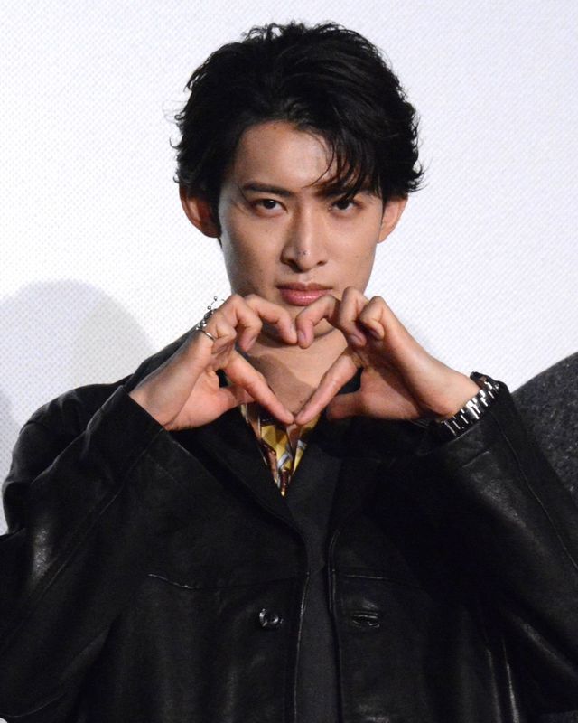 森崎ウィン、向井康二に手を握られドキドキ『（LOVE SONG）』公開記念舞台あいさつ（2枚目）