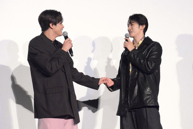 森崎ウィン、向井康二に手を握られドキドキ『（LOVE SONG）』公開記念舞台あいさつ（12枚目）