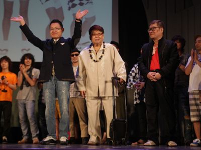 コメディ名誉賞を受賞したザ・ドリフターズの（左から）加藤茶、高木ブー、仲本工事