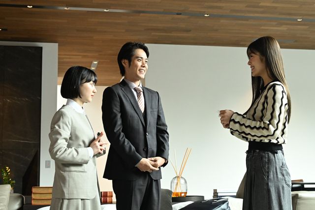 ウエディングドレスがずり落ちる「南田南弁護士は天才肌」【第2話場面写真】（5枚目）