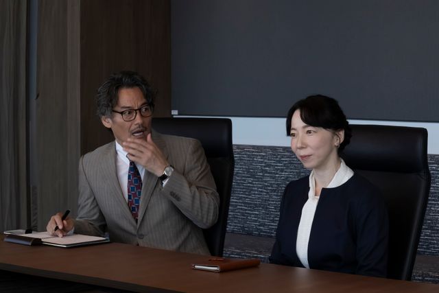 ウエディングドレスがずり落ちる「南田南弁護士は天才肌」【第2話場面写真】（8枚目）