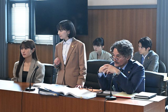 ウエディングドレスがずり落ちる「南田南弁護士は天才肌」【第2話場面写真】（9枚目）
