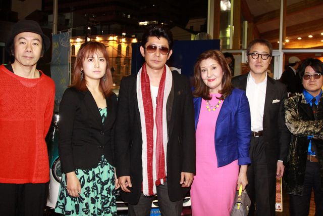 構想中の「濱マイク」タイトルは「血と薔薇」!!　マイクの母妹も駆けつけ貴重なファミリーショットも実現!!　画像ギャラリー（2枚目）