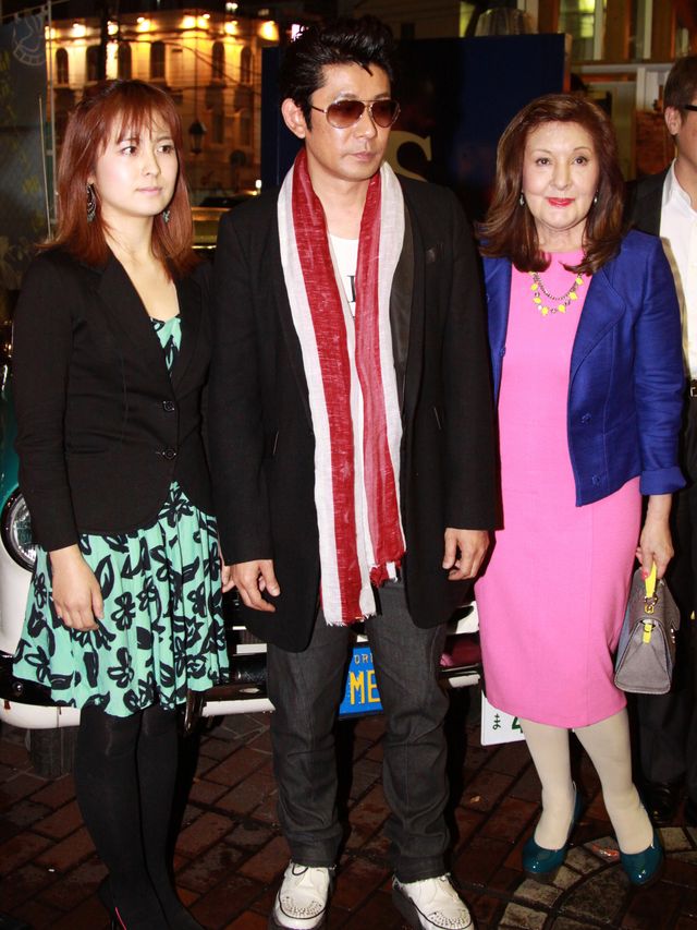 構想中の「濱マイク」タイトルは「血と薔薇」!!　マイクの母妹も駆けつけ貴重なファミリーショットも実現!!　画像ギャラリー（3枚目）