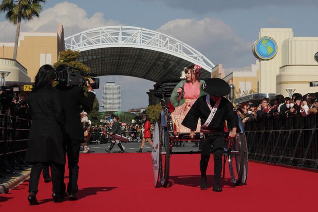 きゃりーぱみゅぱみゅが人力車に乗って登場！「ユニバーサル・クールジャパン2016」オープニング・セレモニーギャラリー（3枚目）