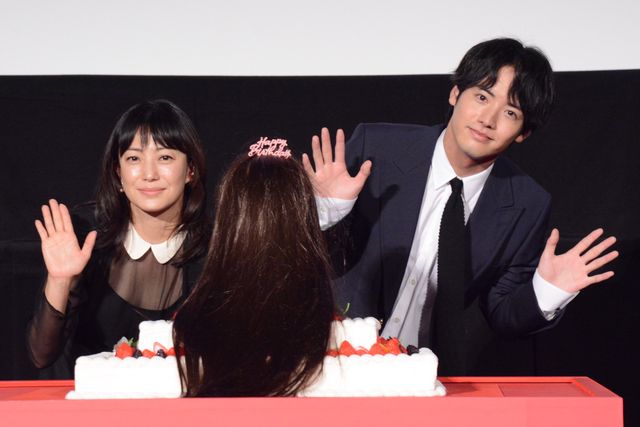 菅野美穂＆赤楚衛二『近畿地方のある場所について』生首ケーキと笑顔！：フォトギャラリー