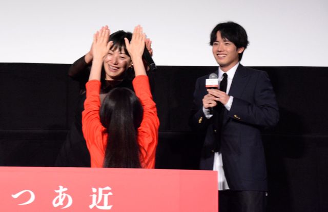 菅野美穂＆赤楚衛二『近畿地方のある場所について』生首ケーキと笑顔！（3枚目）