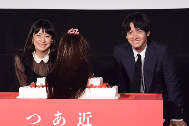 菅野美穂＆赤楚衛二『近畿地方のある場所について』生首ケーキと笑顔！（15枚目）