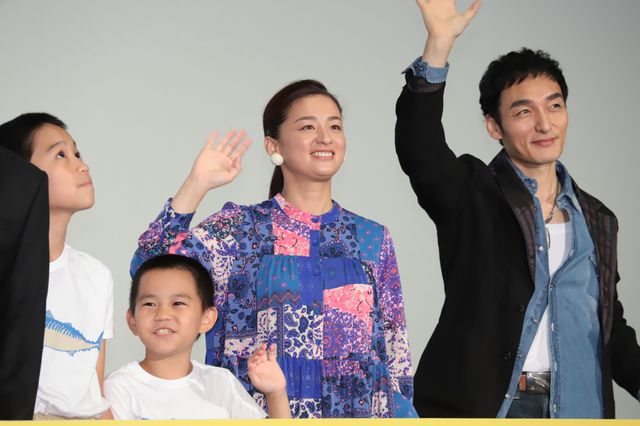 番家一路、原田琥之佑、草なぎ剛、尾野真千子ら登壇！映画『サバカン SABAKAN』初日舞台あいさつ（12枚目）