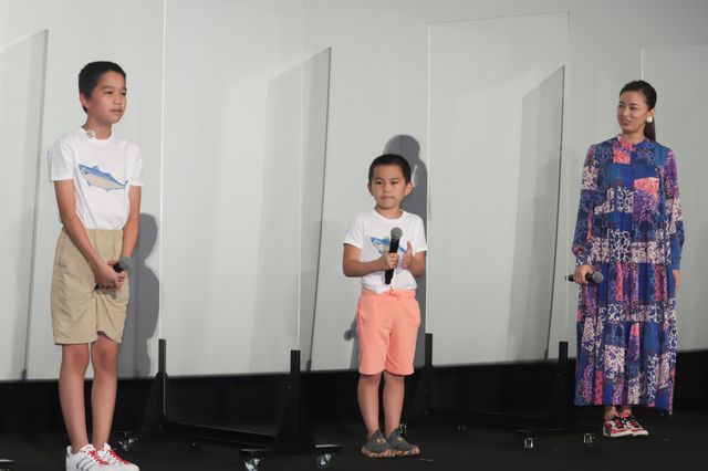 番家一路、原田琥之佑、草なぎ剛、尾野真千子ら登壇！映画『サバカン SABAKAN』初日舞台あいさつ（20枚目）