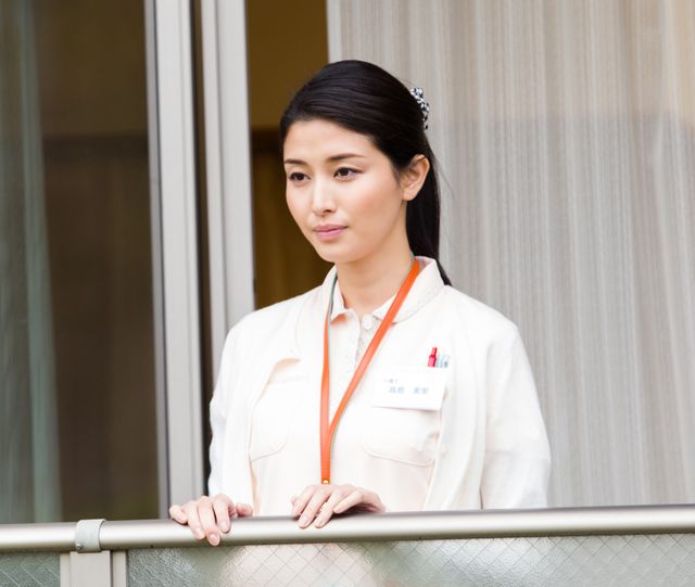 横浜流星、初の介護士役でフランス語も披露！橋本マナミとW主演の映画『イブの贈り物』場面写真ギャラリー（2枚目）