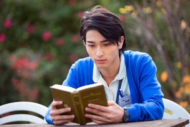 横浜流星、初の介護士役でフランス語も披露！橋本マナミとW主演の映画『イブの贈り物』場面写真ギャラリー（3枚目）