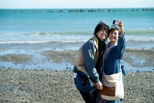 菅田将暉＆有村架純が海で自撮り！『花束みたいな恋をした』新場面写真＜9点＞：フォトギャラリー