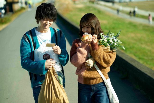 菅田将暉＆有村架純が海で自撮り！『花束みたいな恋をした』新場面写真＜9点＞（10枚目）