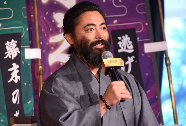 山田孝之、衝撃のひげ面で登場!『新解釈・幕末伝』新解釈決起会見:フォトギャラリー|シネマトゥデイ