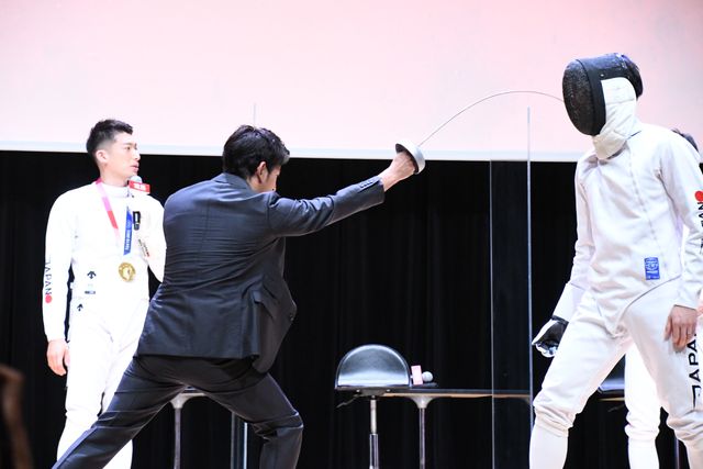 岡田准一がフェンシング体験に熱中！『燃えよ剣』公開記念スペシャルトークイベント（6枚目）
