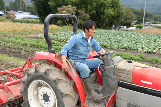 反町隆史、不器用で生真面目な農家の男に！新ドラマ「限界集落株式会社」フォトギャラリー（4枚目）