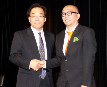 頑張ります！　（写真左から）フジテレビの味谷和哉プロデューサー、WOWOWの北浦宏之プロデューサー