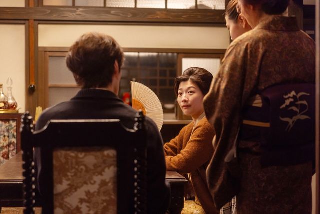 よね（土居志央梨）の電話の相手は…「虎に翼」第23週「始めは処女の如く、後は脱兎の如し？」第111回（4枚目）