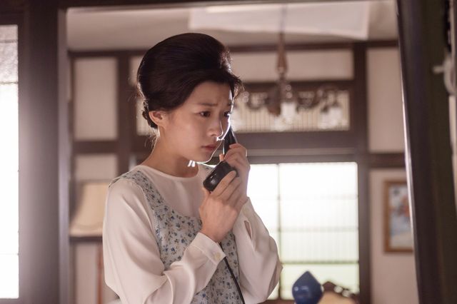 よね（土居志央梨）の電話の相手は…「虎に翼」第23週「始めは処女の如く、後は脱兎の如し？」第111回（5枚目）