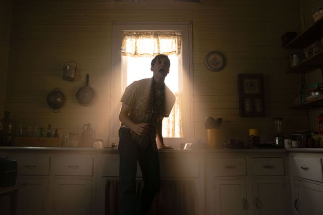 不気味ななにかが忍び寄る……『死霊館　悪魔のせいなら、無罪。』新場面写真（5枚目）