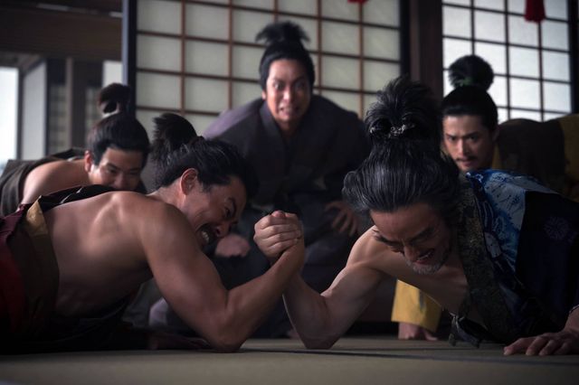 柴田勝家、前田利家ら“筋肉祭り”「豊臣兄弟！」第32回場面写真：フォトギャラリー
