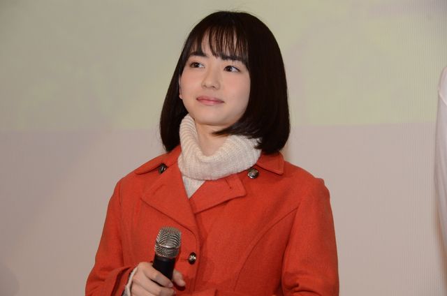 手紙を読む山田杏奈＆清水尋也『ミスミソウ』初日舞台あいさつ：フォトギャラリー