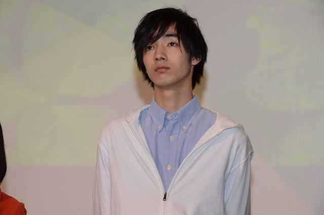 手紙を読む山田杏奈＆清水尋也『ミスミソウ』初日舞台あいさつ（2枚目）