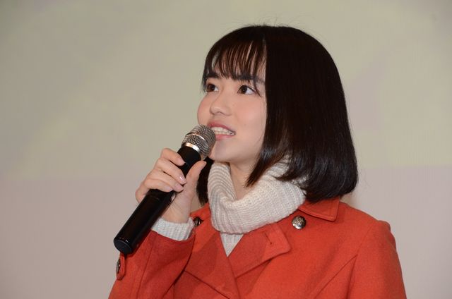 手紙を読む山田杏奈＆清水尋也『ミスミソウ』初日舞台あいさつ（4枚目）