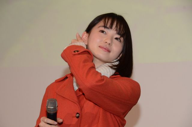 手紙を読む山田杏奈＆清水尋也『ミスミソウ』初日舞台あいさつ（5枚目）