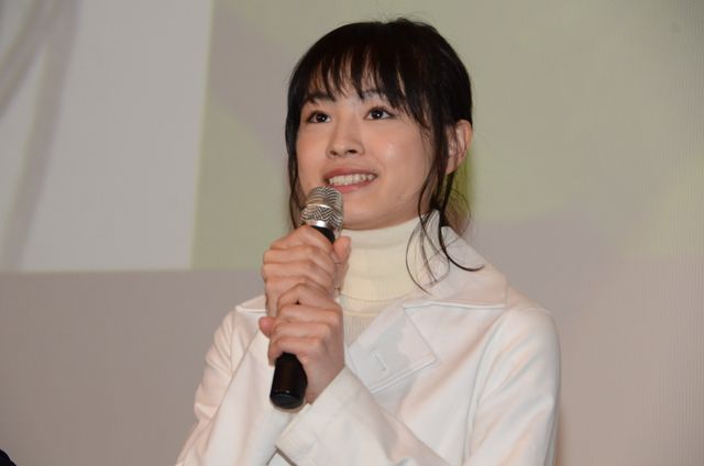 手紙を読む山田杏奈＆清水尋也『ミスミソウ』初日舞台あいさつ（6枚目）