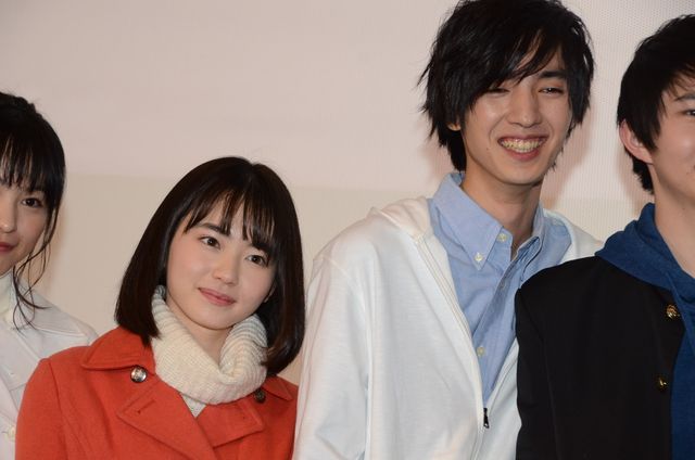 手紙を読む山田杏奈＆清水尋也『ミスミソウ』初日舞台あいさつ（9枚目）